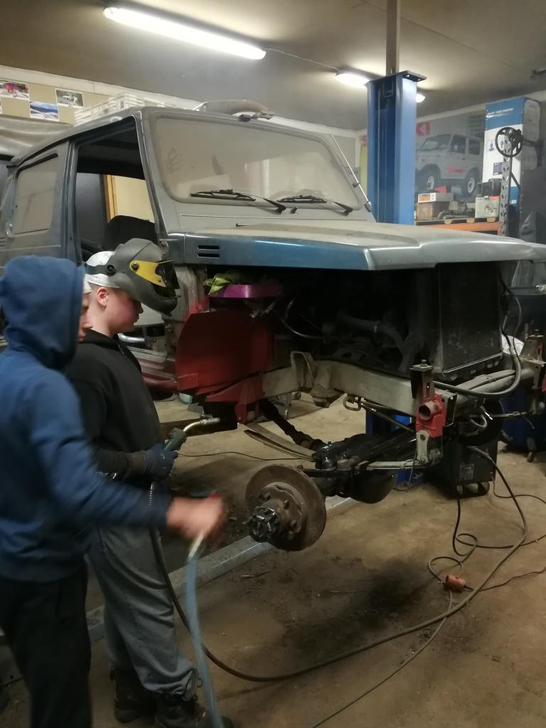 Etuiskareiden asemointia