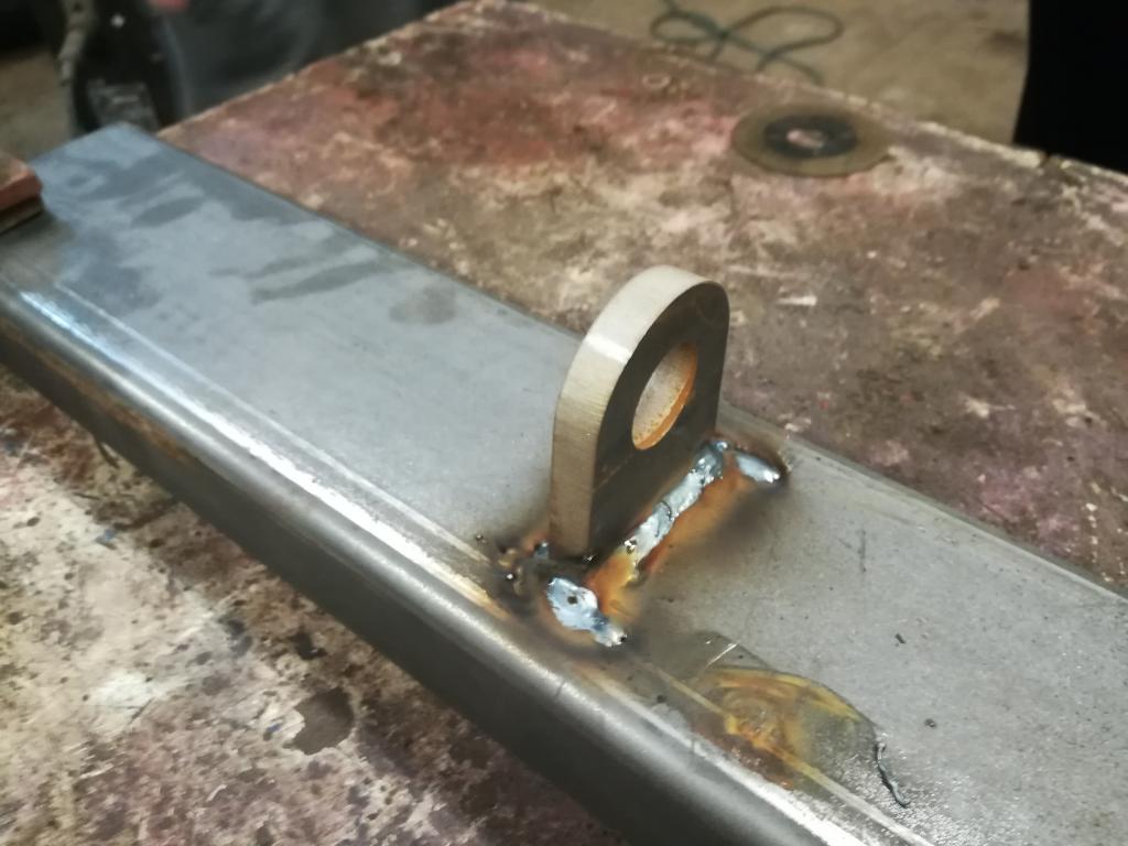 Takapuskuriin upotetut vetopisteet