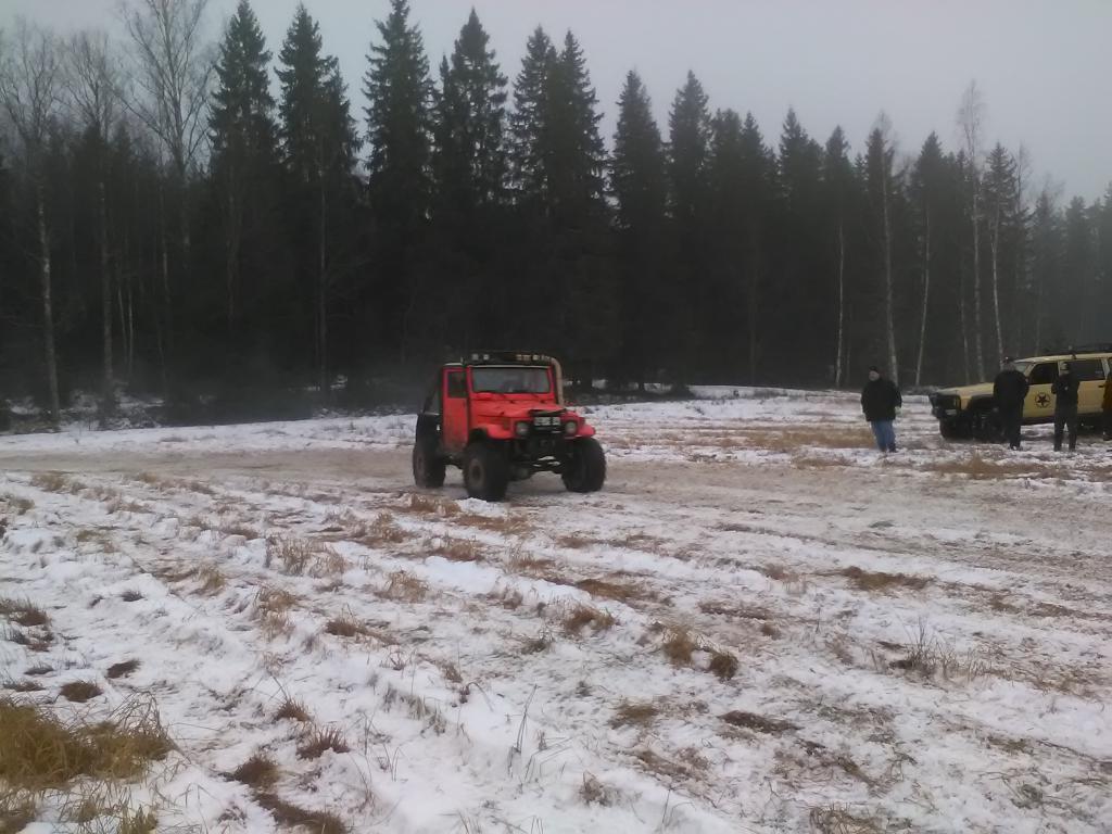 Olkea ja vesihyry ilmassa kun pulkkinen piiskaa berttaa