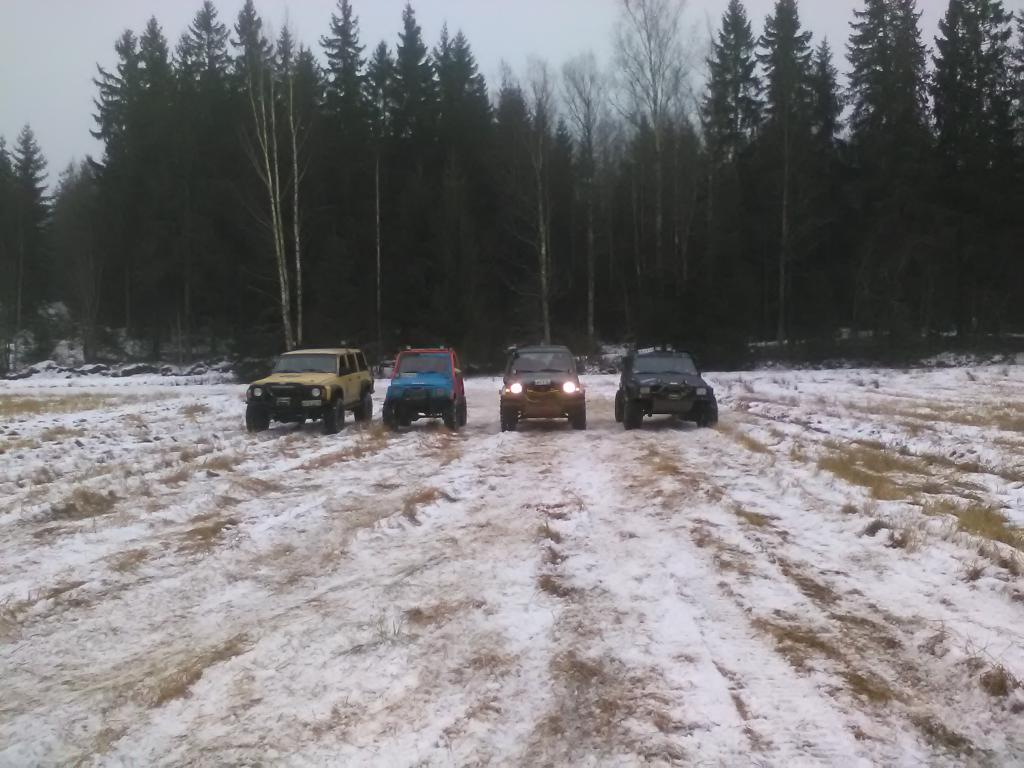 Officrossia impola
Osallistuja seuran leikkimieliseen kisaa otti kymmenkunta autoa.
Ite kun oli kans puikoissa niin tämän kansion otoksissa on vain osa kuskeista :)