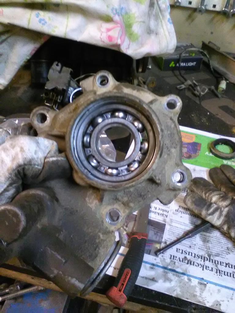 Ja viel etukardaanin lhtn uutta laakerii ja tiivistyst