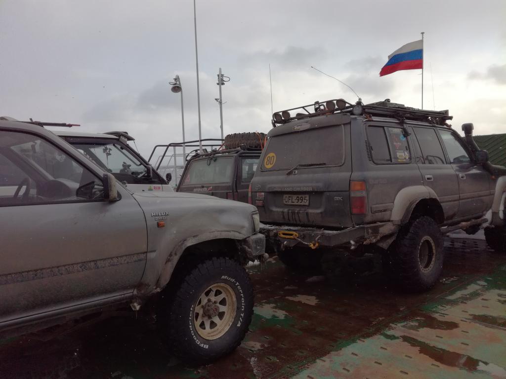 Laineilla keinui pieni lautta vain...