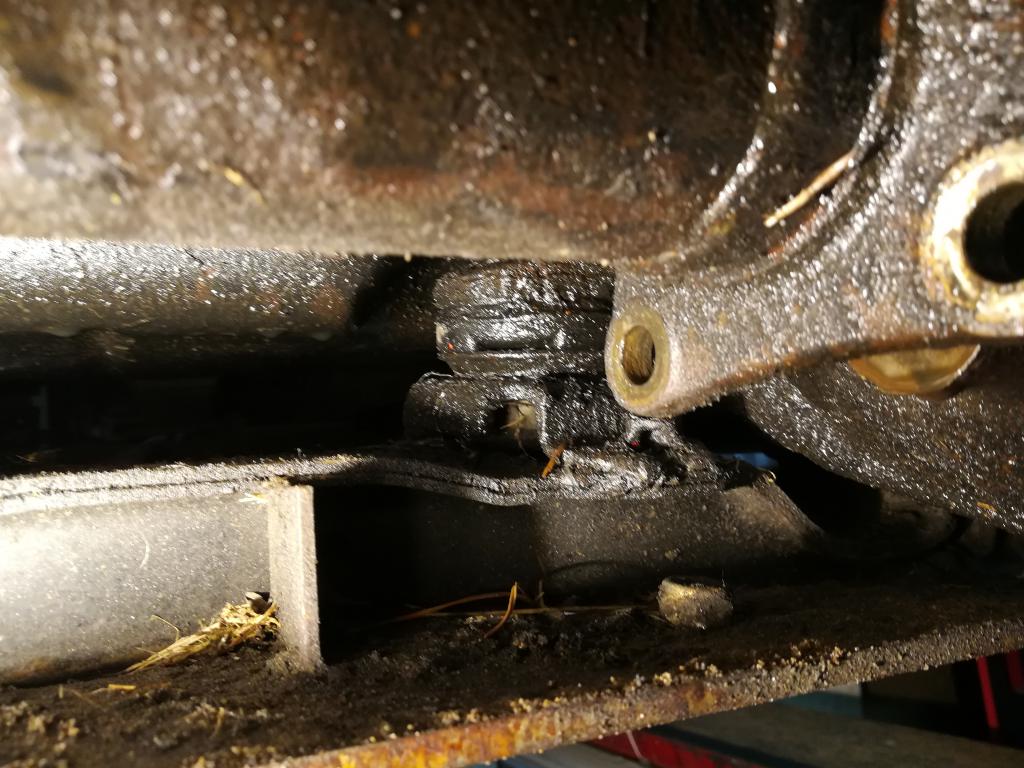 717pajeron etuparn edellinen sepp hitsannut kiinni runkoon.