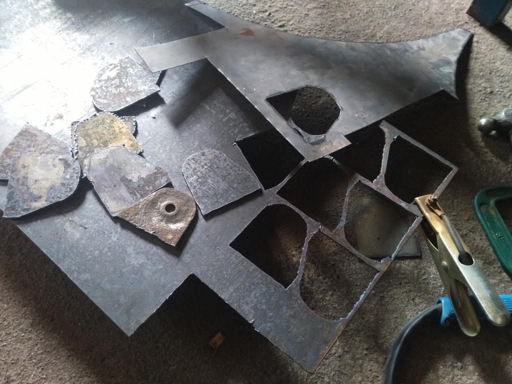 Jousen korvakkeita 3mm pellist puuilon plasmalla.