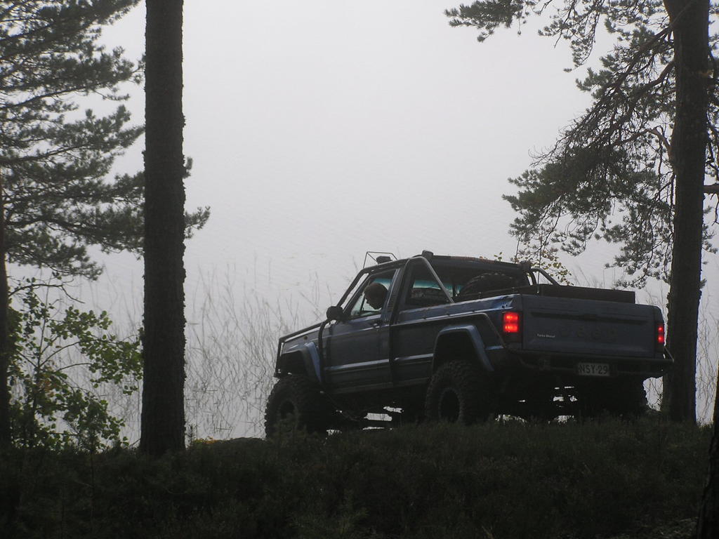 Jeeper ajaa mertjrveen