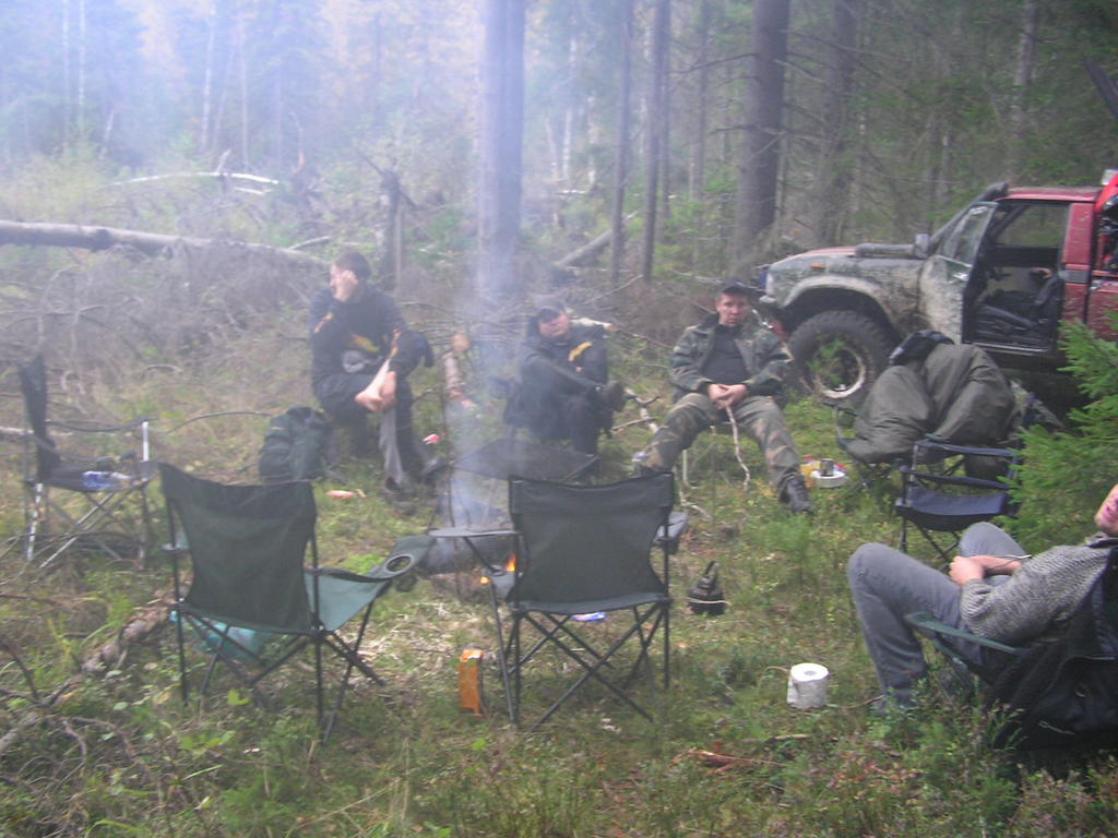 Moottorisahareitin leiri aamulla