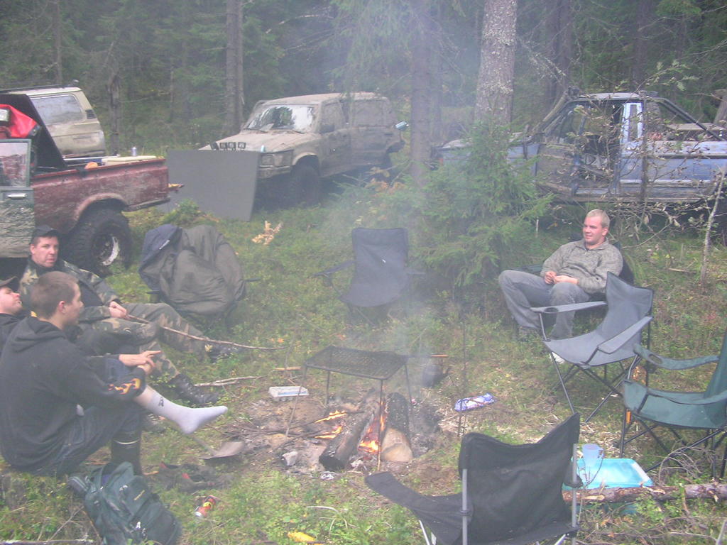 Moottorisahareitin leiri aamulla