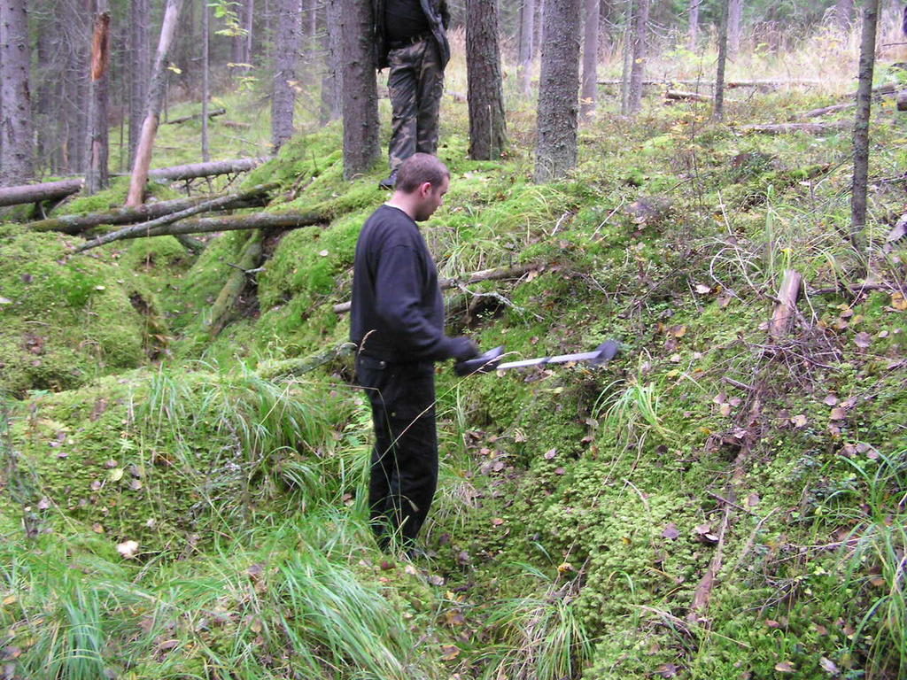 metallipaljastimen kanssa poteroissa
