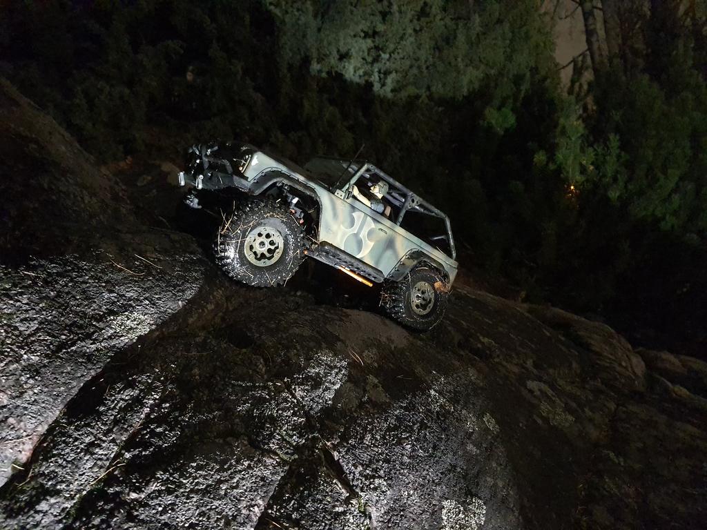 isommat renkaat ja kattoteline pois koria laskettu noin 2cm
painoa tuotu alas