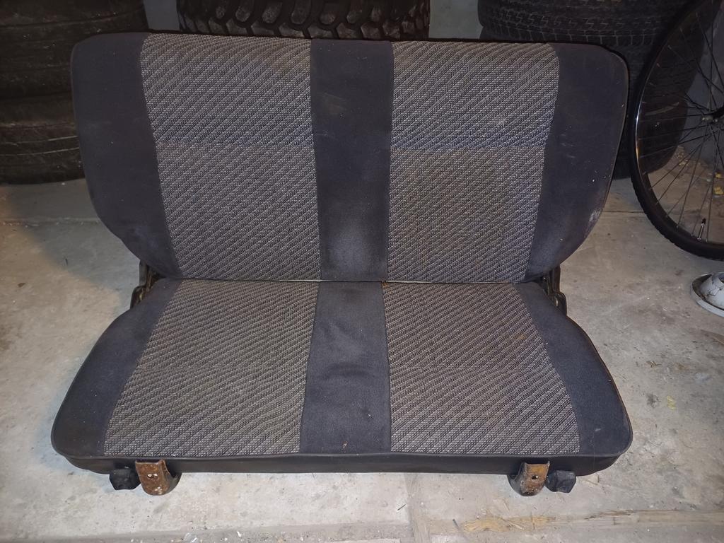 samurai takapenkki, vyt, verhoilu kankaat lokarien plle ja konttin "sivu" pahvit.

20e