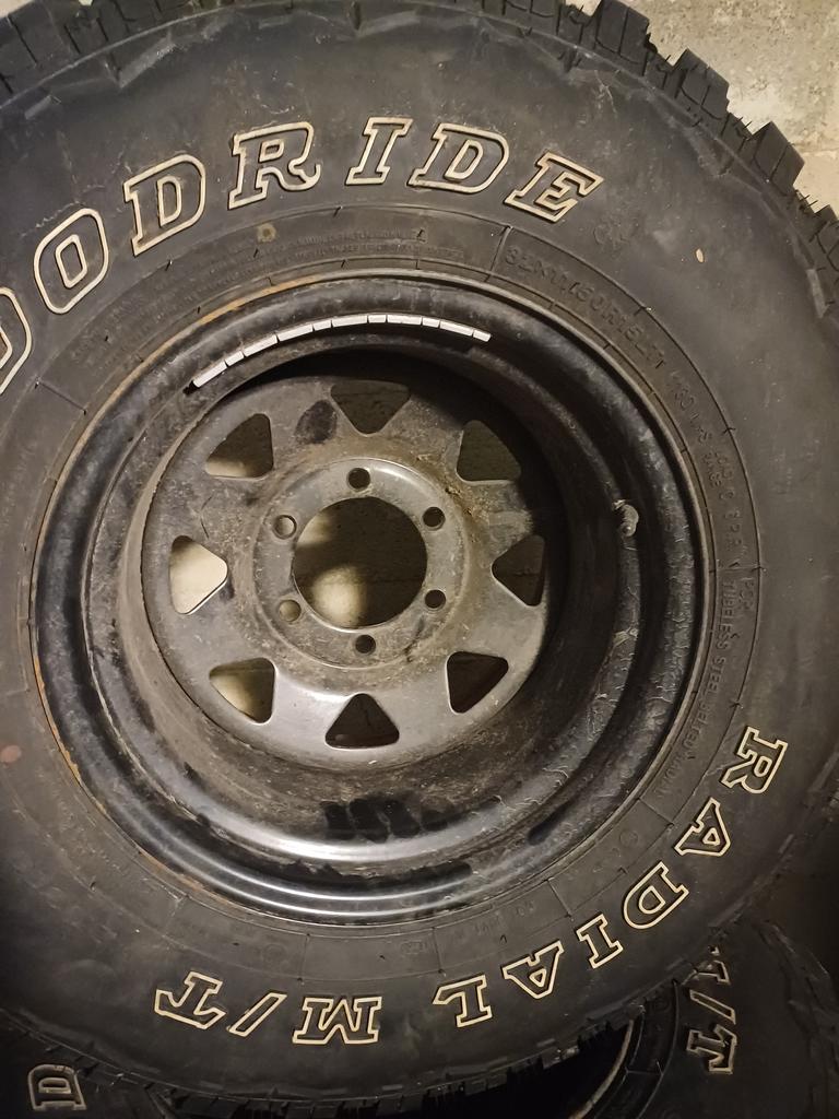 googride 32/11,5 r15 renkaat. ostettu 08/2023 joten käytännössä uutta vastaavat.
vanteet muutaman vuoden vanhat mustat 6x139,7 10x15 jach wheelerit.
tämä rengas paketti 700e