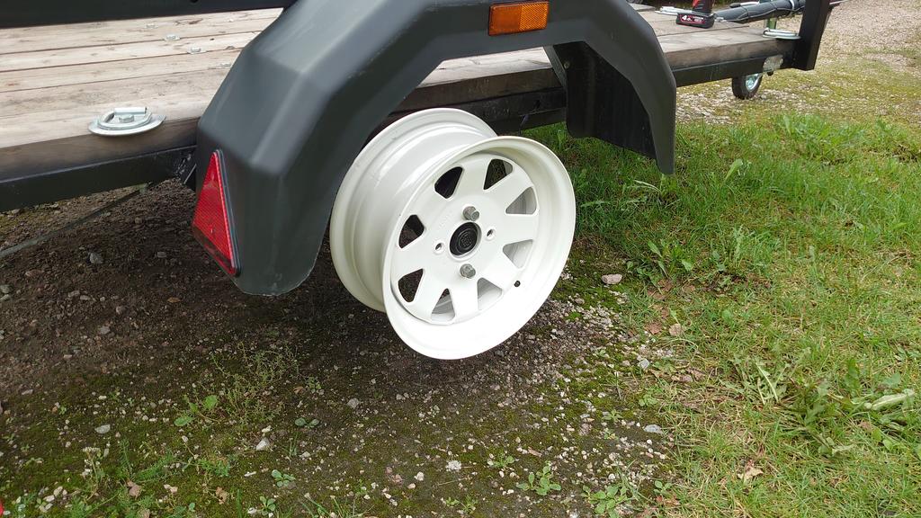 Suunnitella toisen laista vannetta.