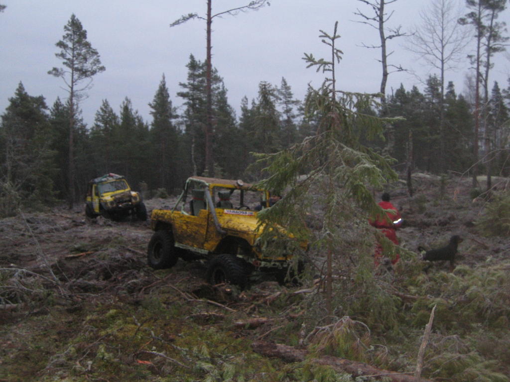 Kevytt kalustoa hakkuuaukean reunalla