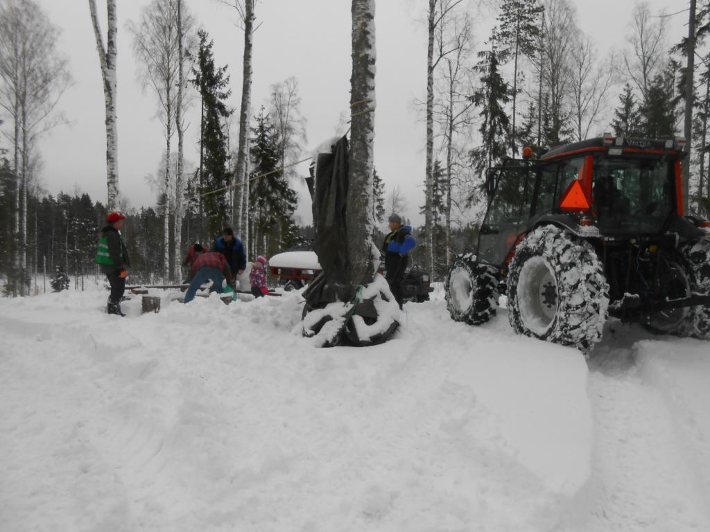 Kaivettiin nuotiopaikka auki